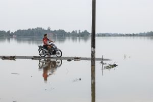 東南亞洪災逾800人罹難 麻六甲海峽首度生成熱帶風暴襲印、馬、泰